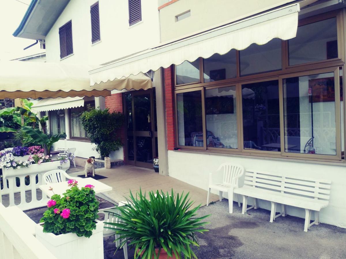 Hotel Villa Claudio Марина-ді-Масса Екстер'єр фото