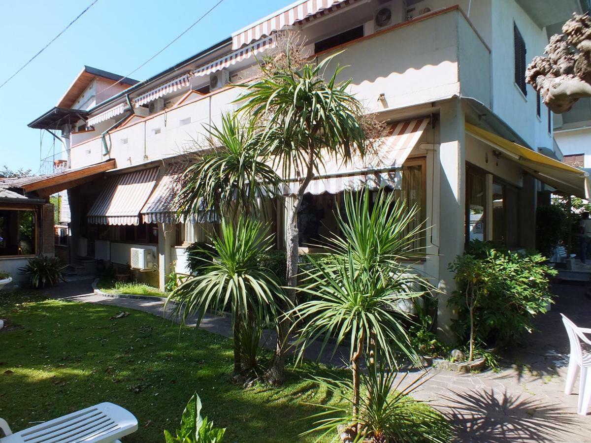 Hotel Villa Claudio Марина-ді-Масса Екстер'єр фото